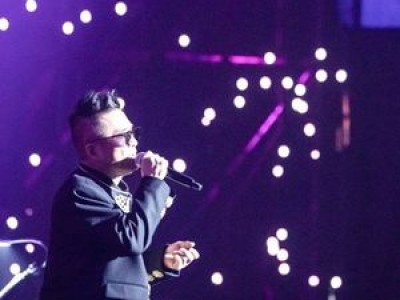 김건모 6년 만에 컴백 콘서트 열어 팬들 환호