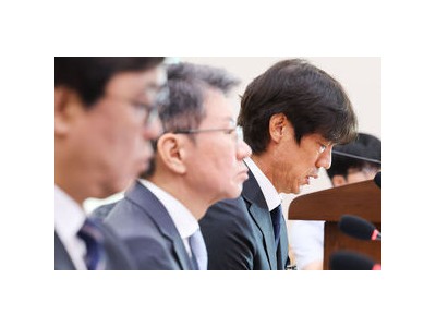 홍명보 전 감독 월드컵 조별리그 탈락에 고개 숙임